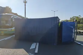 路遇高速公路车祸现场，武警官兵紧急救援图片