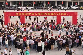 国庆“快闪”表演活动走进安徽合肥骆岗公园图片