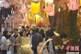 （新春走基层）广州千灯璀璨庆元宵 欢乐猜灯谜邀民众“重游大唐”图片