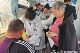 助力乌鲁木齐小店经济 “一站式”办证服务送到店门口图片