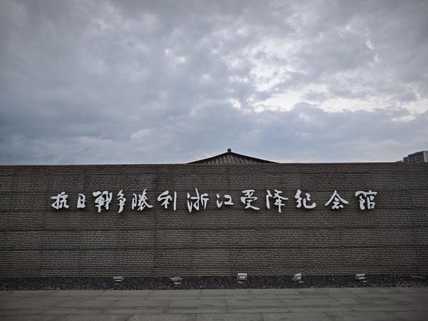 闹市的抗战纪念馆，馆外美好都来自这里
