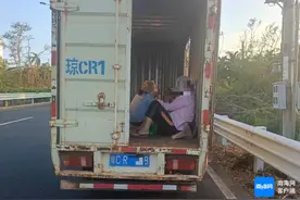 后车厢“人山人海” 这些货车违法载人被查图片