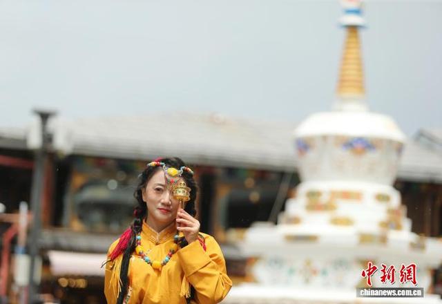 云南香格里拉暑期游人如织