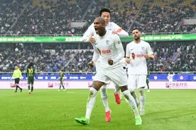 大连英博迎来中超首秀！1-1战平浙江队！卡兰加进球图片