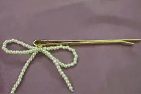 小S晒蝴蝶结珍珠发夹照片，疑似大S发饰！此前小S已向节目组告假半年图片