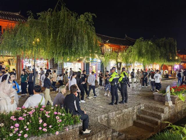 志愿服务“不打烊”，古城志愿者点亮游客暖心之旅
