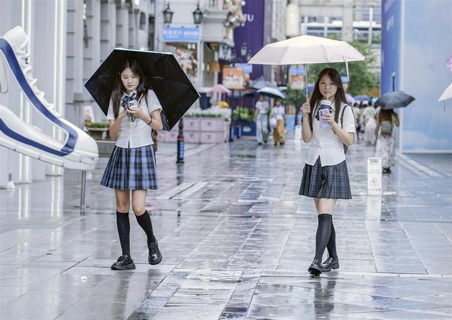 游客逛街，享受雨天清凉