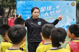 杰出校友亲授足球课，“滴水少年”燃动大梦想图片