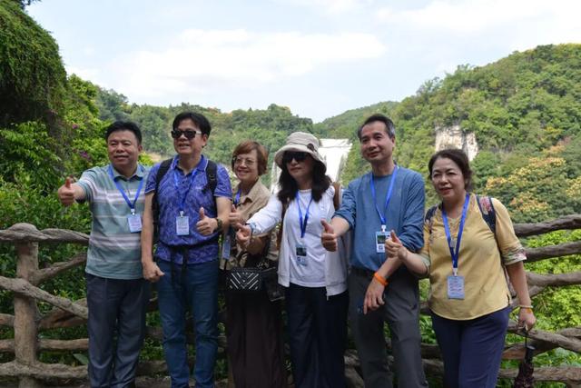 国际友人走进黄果树感受山水魅力