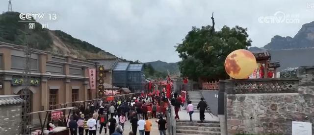 “文旅+非遗+科技+电影+生态”吸引游客纷至沓来 特色资源激活火热消费新场景