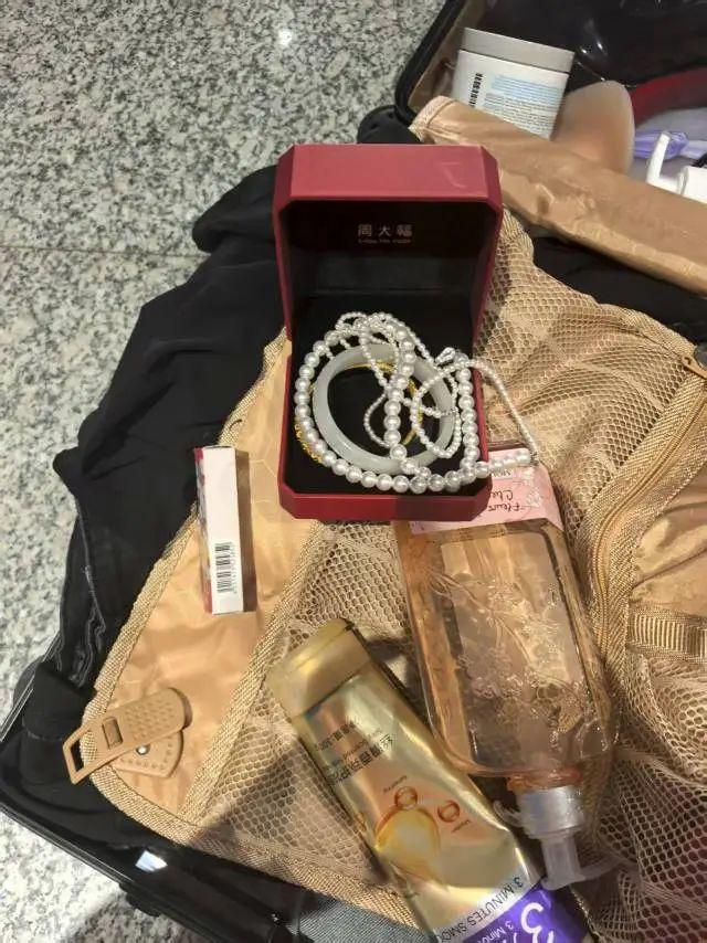 姑娘坐高铁行李箱被人拿走，里面有价值10万元的黄金珠宝！民警通过贴纸上的“LT4302”，找到拿错箱子的小伙