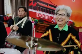 90岁的架子鼓手 80岁的主唱 济南这个“爱乐团”不一Young图片