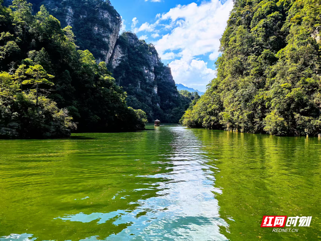 张家界宝峰湖：峰巅碧玉 清凉胜境引客来