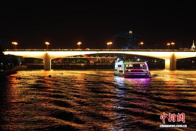 夜游百里柳江  霓虹喷泉两相宜