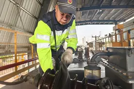 “托尼老师”陈国玲：每天为火车“做造型”图片