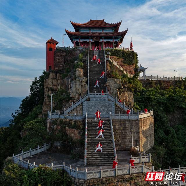 五雷仙山势惊天，秋日武姿舞云端