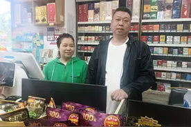 小伙连续3天买酒，陪他聊天的“中国好老板”是什么人？图片