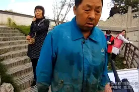 93岁老太太落水，六旬大爷机智救人图片