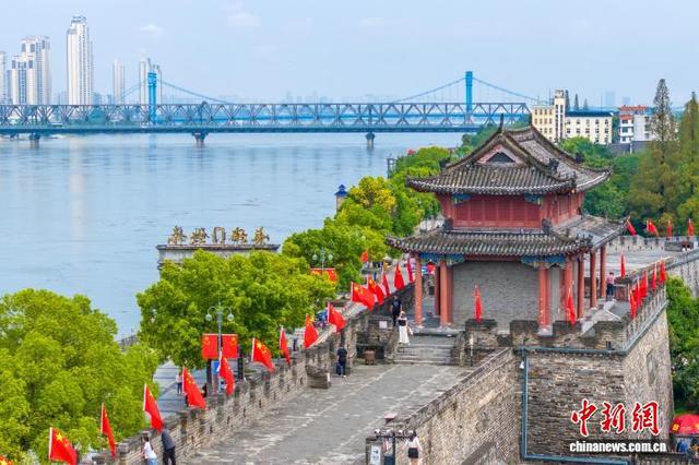 湖北襄阳古城国旗招展 一江两岸风光秀美