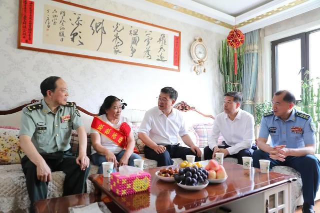 省市军地联合为“英雄航天员”唐胜杰家庭送喜报