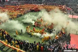 （新春走基层）贵州民众“舞龙”闹春 祈福新年好彩头图片