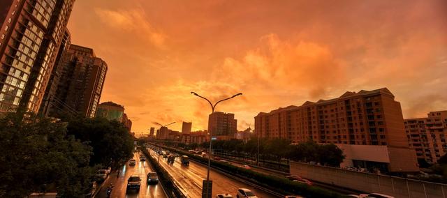 雨后看见彩虹！北京晚霞金光漫天！