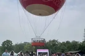 浪漫520，情侣们乘东湖氦气球甜蜜告白图片