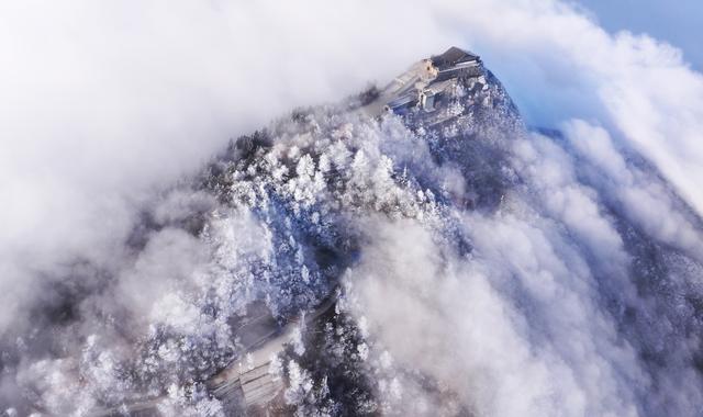 湖南衡阳：雾凇云海引游人#