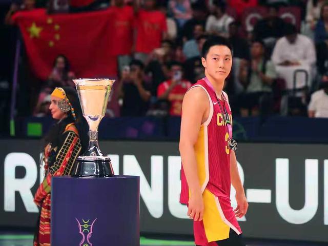 郑海霞致敬中国男篮