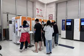 无须预约，即来即办！郑州公安出入境管理部门持续开设暑期学生办证夜间专场图片