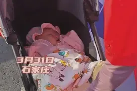 微视频｜4个月大的宝宝躺在婴儿车里“参赛” ！妈妈说：爱好要从小培养图片