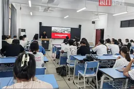 湖北交通职院毕业生重回母校，给学弟学妹分享学习经验图片
