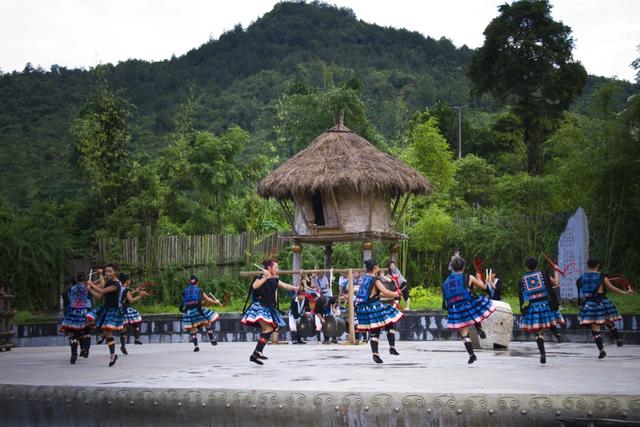 【石榴花开别样红⑧】荔波：旅游“架”起民族团结同心桥