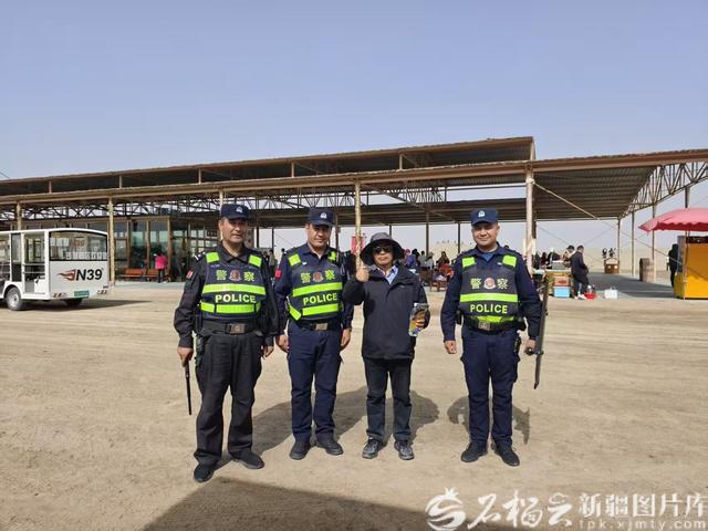 这个假期新疆民警和游客的互动，真的暖哭了！