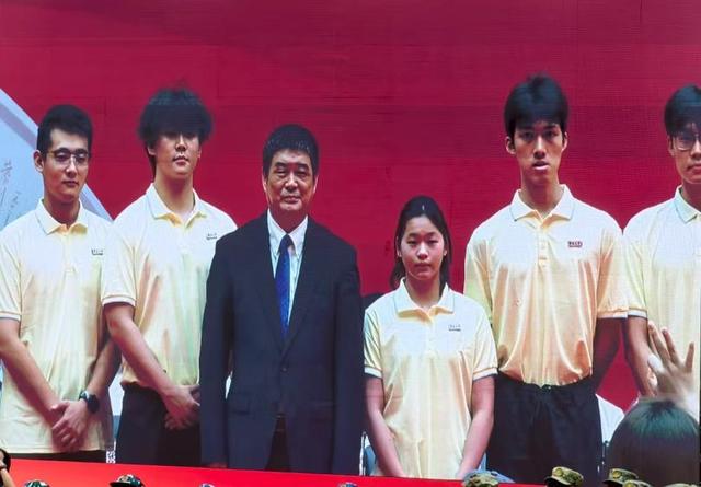 组图来了！全红婵参加暨南大学开学典礼，校领导为她颁发校徽