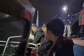 船员凌晨剧烈腹痛，扬州海事35分钟成功救助图片