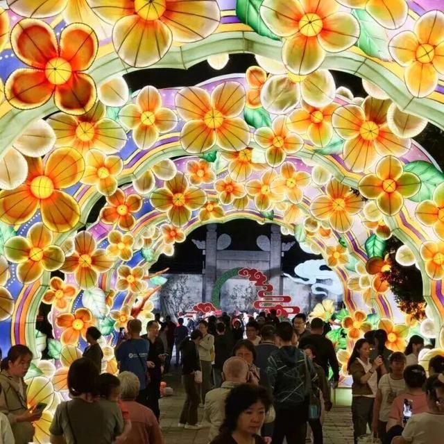 返程路上翻“朋友圈”，西城的快乐跳出屏幕