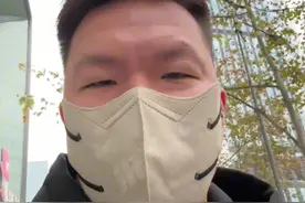 朱芳雨客场Vlog：到达四川球馆 女董事长耿洁亲自迎接 热情拥抱图片