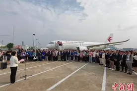 特写：坐上国产大飞机，上海与香港青年学生开启一场“双向奔赴”图片
