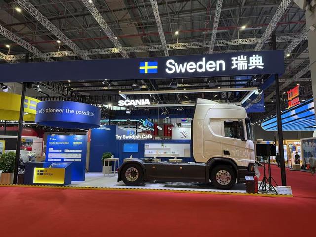 机器人门口迎宾，重型卡车开进现场……全球顶尖好物集结进博会国家展