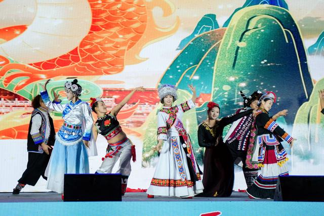 2025“全国媒体达人云南行”在昆明启动 解锁“旅居云南”新体验