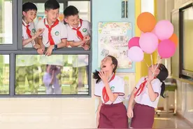 航拍、微电影、小剧场，小学毕业照拍摄进入旺季，摄影机构花式“开卷”图片