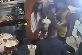 男子酒后吹口哨骚扰女生，云南一烧烤店老板娘抱摔挡前！网友：活该她生意好图片