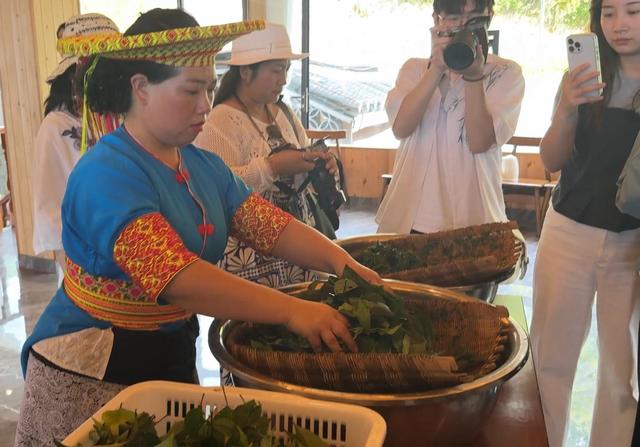 品“神仙豆腐”、游玩玻璃水滑道，打卡溆浦山背花瑶梯田