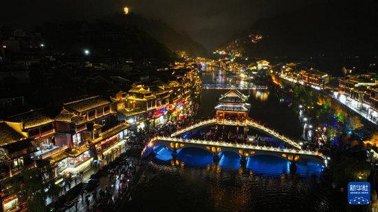 湖南凤凰：特色旅拍丰富旅游体验