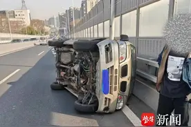 车速过快为避让前车，面包车急刹车发生侧翻图片