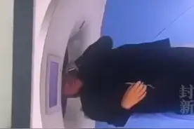 大爷做CT躺机器里打电话 医生：建议不要带金属物品图片