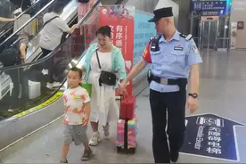 长沙南站派出所一民警日行两万多步：护送旅客平安回家是我的职责图片