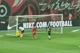 赛后王大雷落寞抹泪，孙兴慜前去拥抱安慰图片