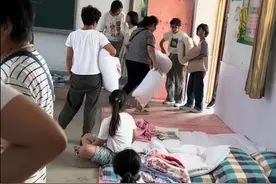 河南一小学学生集体打地铺？教育局：是午托学生，部分床铺未装好图片